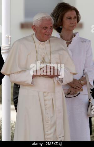 File Photo: Papst Venedikt XVI stirbt. Valencia, Spanien; 07.08.2006.- Papst Benedikt XVI. In Valencia Spanien, begleitet von den Königen Spaniens Juan Caros I und Königin Sofia. Foto: Juan Carlos Rojas Stockfoto