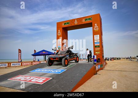 204 PETERHANSEL Stéphane (Fra), BOULANGER Edouard (Fra), Team Audi Sport, Audi RS Q e-tron E2, Auto, Action während der Starting Podium Ceremony of the Dakar 2023, am 31. Dezember 2022 in der Nähe von Yanbu, Saudi-Arabien - Photo Gigi Soldano / DPPI Stockfoto