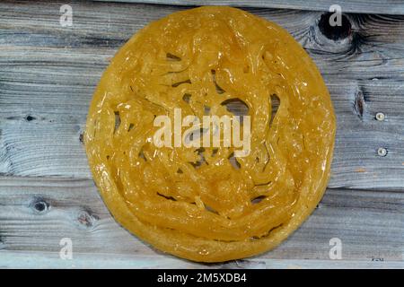 Ägyptischer Meshabek, ein abgerundeter Süßstoff aus frittiertem knusprigem Teig, der entweder in Honig oder Zuckersirup getränkt ist. Der Name wird in (verdreht) übersetzt. Stockfoto