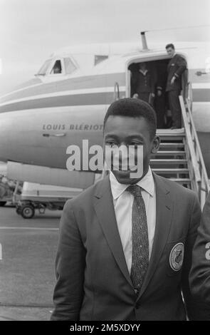 AMSTERDAM, NIEDERLANDE - 19. Oktober 1962 - der brasilianische Fußballweltstar Pelé ( Edson Arantes do Nascimento 1940-2022 ) trifft am Flughafen Schiphol ein Stockfoto