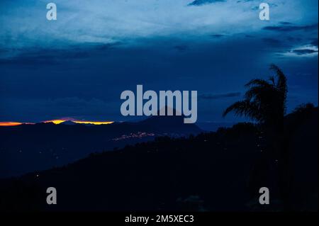 San Salvador in El Salvador bei Sonnenuntergang mit Blick auf den Vulkan. Hochwertiges Foto Stockfoto
