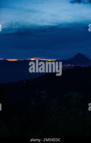 San Salvador in El Salvador bei Sonnenuntergang mit Blick auf den Vulkan. Hochwertiges Foto Stockfoto