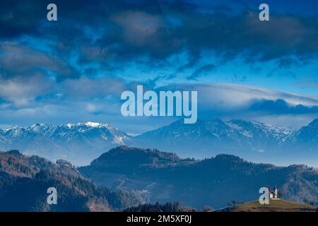 St. Thomas Kirche oberhalb des Dorfes Praprotno bei Morgengrauen Stockfoto