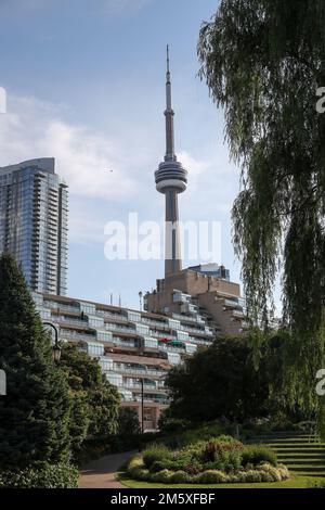 Juli 10 2022, Toronto, Ontario, Kanada. CN Tower vom Marina Quay West. Luke Durda/Alamy Stockfoto