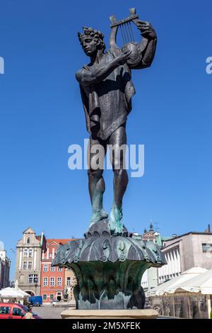 Eine vertikale Aufnahme einer Apollo-Brunnen-Skulptur auf dem Alten Marktplatz in Posen, Polen Stockfoto