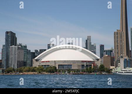 Juli 10 2022, Toronto, Ontario, Kanada. Rogers Centre vom Wassertaxi. Luke Durda/Alamy Stockfoto