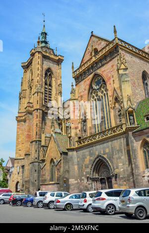 Ein kleiner Winkel der wunderschönen Außenarchitektur der St. Martin's Kirche in Colmar, Frankreich Stockfoto