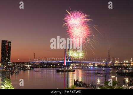 Melbourne, Australien. 01. Januar 2023. Eine große Anzahl von Menschen sieht am Vorabend von Neujahr 2023 das Feuerwerk im Dockland Marvel Stadium Melbourne. Silvester-Feuerwerk erleuchtet den Himmel über der Dockland Bridge und dem Marvel Stadium in Melbourne. (Foto von Rana Sajid Hussain/Pacific Press) Kredit: Pacific Press Media Production Corp./Alamy Live News Stockfoto