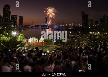 Melbourne, Australien. 01. Januar 2023. Eine große Anzahl von Menschen sieht am Vorabend von Neujahr 2023 das Feuerwerk im Dockland Marvel Stadium Melbourne. Silvester-Feuerwerk erleuchtet den Himmel über der Dockland Bridge und dem Marvel Stadium in Melbourne. (Foto von Rana Sajid Hussain/Pacific Press) Kredit: Pacific Press Media Production Corp./Alamy Live News Stockfoto