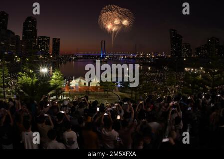 Melbourne, Australien. 01. Januar 2023. Eine große Anzahl von Menschen sieht am Vorabend von Neujahr 2023 das Feuerwerk im Dockland Marvel Stadium Melbourne. Silvester-Feuerwerk erleuchtet den Himmel über der Dockland Bridge und dem Marvel Stadium in Melbourne. (Foto von Rana Sajid Hussain/Pacific Press) Kredit: Pacific Press Media Production Corp./Alamy Live News Stockfoto