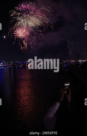 Melbourne, Australien. 01. Januar 2023. Eine große Anzahl von Menschen sieht am Vorabend von Neujahr 2023 das Feuerwerk im Dockland Marvel Stadium Melbourne. Silvester-Feuerwerk erleuchtet den Himmel über der Dockland Bridge und dem Marvel Stadium in Melbourne. (Foto von Rana Sajid Hussain/Pacific Press) Kredit: Pacific Press Media Production Corp./Alamy Live News Stockfoto