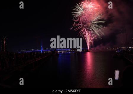 Melbourne, Australien. 01. Januar 2023. Eine große Anzahl von Menschen sieht am Vorabend von Neujahr 2023 das Feuerwerk im Dockland Marvel Stadium Melbourne. Silvester-Feuerwerk erleuchtet den Himmel über der Dockland Bridge und dem Marvel Stadium in Melbourne. (Foto von Rana Sajid Hussain/Pacific Press) Kredit: Pacific Press Media Production Corp./Alamy Live News Stockfoto