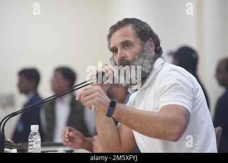 Neu-Delhi, Indien. 31. Dezember 2022. Kongressabgeordneter Rahul Gandhi, der sich auf einem panindischen fußmarsch befindet, "Bharat Jodo Yatra", spricht vor einer Pressekonferenz in Neu-Delhi. Er wiederholte, dass der fußmarsch durch das Land darauf abziele, die Nation gegen Hass zu vereinen, und „Es war eine erfolgreiche Yatra, da sie viele Ergebnisse erzielt hat. (Foto: Sondeep Shankar/Pacific Press) Kredit: Pacific Press Media Production Corp./Alamy Live News Stockfoto