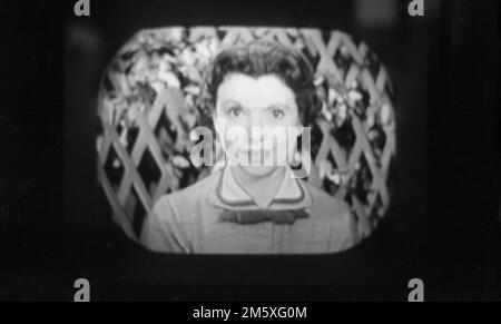 1957, historisch, Sylvia Peters auf BBC Television, England, Großbritannien. Peters war von 1947 bis 1958 Sprecherin und Moderatorin der BBC und wurde als Sylvia Petronzio geboren. Sie spielte in Musicals, als sie jung war, und gewann nach dem Vorsprechen die BBC-Rolle. 1953 stellte sie die Live-TV-Übertragung der Krönung von Königin Elizabeth II. Vor der Übertragung ihrer ersten weihnachtsbotschaft vor und half 1957 bei der Ausbildung der Königin. Im Dezember '57 ersetzte die BBC die weiblichen Abenddarsteller durch ein Team männlicher Moderatoren, darunter Kenneth Kendall und Peters, die das Unternehmen 1958 verließen. Stockfoto