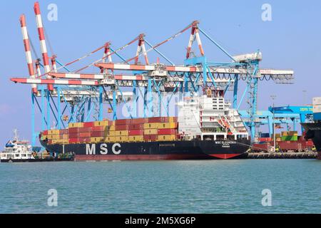 Haifa, Israel - 11. Oktober 2021: MSC Mega Containerschiff legte im Schiffshafen Haifa an. Stockfoto