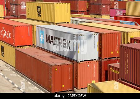 Haifa, Israel - 25. Mai 2022: Viele Frachtcontainer in einem Containerterminal. Stockfoto