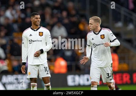 Wolverhampton, Großbritannien. 31. Dezember 2022 Wolverhampton, Großbritannien. 31. Dezember 2022. Marcus Rashford (L) von Manchester United und Donny van de Beek von Manchester United nach dem Spiel das Premier League-Spiel zwischen Wolverhampton Wanderers und Manchester United in Molineux, Wolverhampton, am Samstag, den 31. Dezember 2022. (Kredit: Gustavo Pantano | MI News ) Kredit: MI News & Sport /Alamy Live News Stockfoto