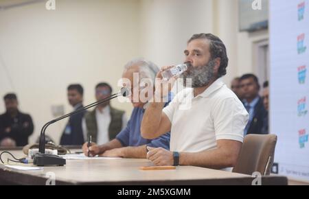 Neu-Delhi, Indien. 31. Dezember 2022. Kongressabgeordneter Rahul Gandhi, der sich auf einem panindischen fußmarsch befindet, "Bharat Jodo Yatra", spricht vor einer Pressekonferenz in Neu-Delhi. Er wiederholte, dass der fußmarsch durch das Land darauf abziele, die Nation gegen Hass zu vereinen, und „Es war eine erfolgreiche Yatra, da sie viele Ergebnisse erzielt hat. (Kreditbild: © Sondeep Shankar/Pacific Press via ZUMA Press Wire) Kredit: ZUMA Press, Inc./Alamy Live News Stockfoto