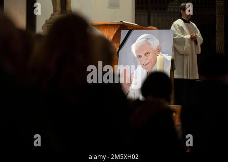 München, Deutschland. 31. Dezember 2022. Ein Foto des verstorbenen Papstes Emeritus Benedict XVI wird während der Silvestermesse im Liebfrauendom in München gesehen. Papst Emeritus Benedict XVI. Starb am 31. Dezember 2022 im Vatikan im Alter von 95 Jahren. Kredit: Lennart Preiss/dpa/Alamy Live News Stockfoto