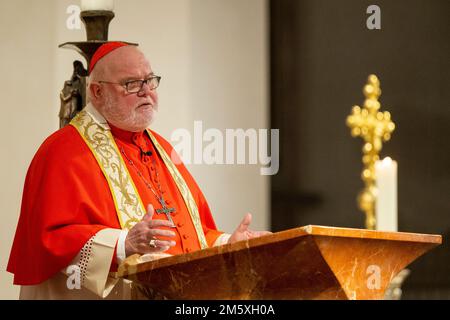 München, Deutschland. 31. Dezember 2022. Erzbischof Reinhard Kardinal Marx spricht während der Silvestermesse im Münchner Liebfrauendom. Papst Emeritus Benedict XVI. Starb am 31. Dezember 2022 im Vatikan, im Alter von 95 Jahren. Kredit: Lennart Preiss/dpa/Alamy Live News Stockfoto