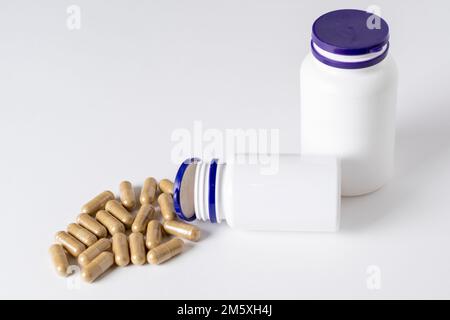 Modellflaschen mit natürlichen Bio-Pillen oder Vitaminen, weißer Hintergrund. Stockfoto