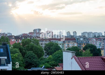 07 30 2021 Sofia Bulgarien. Blick auf das Vazrazhdane-Viertel im Stadtzentrum Stockfoto