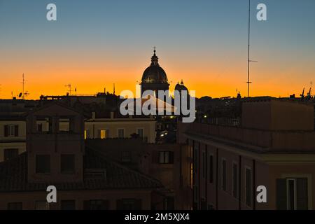 Blick auf die Basilika Sant Ambrogio e Carlo von der Spitze der Spanischen Treppe bei Sonnenuntergang Stockfoto