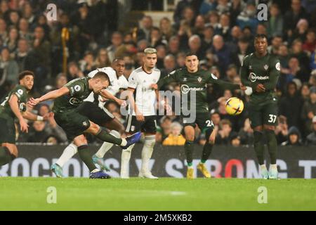 London, Großbritannien. 31. Dezember 2022. James ward-Prowse aus Southampton schlägt Fulham Torwart Bernd Leno mit einem Freistoß, um beim Premier League-Spiel zwischen Fulham und Southampton am 31. Dezember 2022 in Craven Cottage, London, England 1-1 Punkte zu erzielen. Foto: Ken Sparks. Nur redaktionelle Verwendung, Lizenz für kommerzielle Verwendung erforderlich. Keine Verwendung bei Wetten, Spielen oder Veröffentlichungen von Clubs/Ligen/Spielern. Kredit: UK Sports Pics Ltd/Alamy Live News Stockfoto