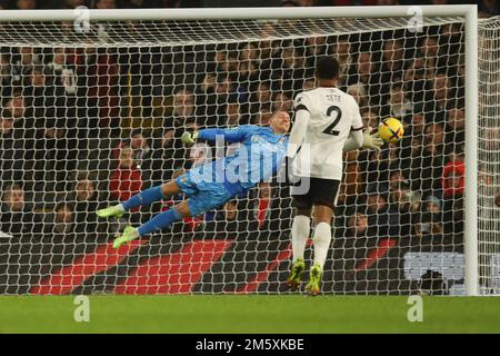 London, Großbritannien. 31. Dezember 2022. James ward-Prowse aus Southampton schlägt Fulham Torwart Bernd Leno mit einem Freistoß, um beim Premier League-Spiel zwischen Fulham und Southampton am 31. Dezember 2022 in Craven Cottage, London, England 1-1 Punkte zu erzielen. Foto: Ken Sparks. Nur redaktionelle Verwendung, Lizenz für kommerzielle Verwendung erforderlich. Keine Verwendung bei Wetten, Spielen oder Veröffentlichungen von Clubs/Ligen/Spielern. Kredit: UK Sports Pics Ltd/Alamy Live News Stockfoto