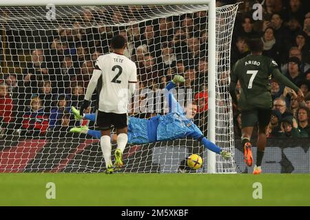 London, Großbritannien. 31. Dezember 2022. James ward-Prowse aus Southampton schlägt Fulham Torwart Bernd Leno mit einem Freistoß, um beim Premier League-Spiel zwischen Fulham und Southampton am 31. Dezember 2022 in Craven Cottage, London, England 1-1 Punkte zu erzielen. Foto: Ken Sparks. Nur redaktionelle Verwendung, Lizenz für kommerzielle Verwendung erforderlich. Keine Verwendung bei Wetten, Spielen oder Veröffentlichungen von Clubs/Ligen/Spielern. Kredit: UK Sports Pics Ltd/Alamy Live News Stockfoto