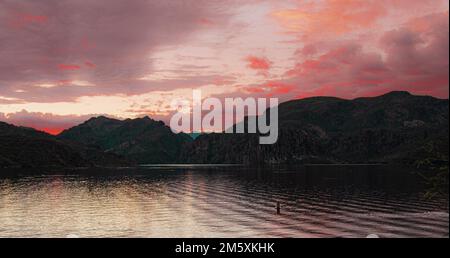 Saguaro Lake Ist Moody Während Der Golden Hour Stockfoto