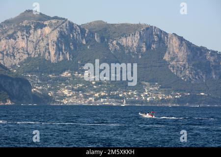 Ein Motorboot vor der Insel Capri, von der Massa Lubrense Gegend Kampaniens aus gesehen, in der Nähe von Sorrent und der Amalfiküste, Südwesten Italiens. Stockfoto