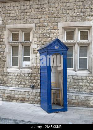 LONDON, Großbritannien - 25. AUGUST 2017: Blue Guard Box am Eingang zu Armoury Hose, Hauptquartier der Honourable Artillery Company (HAC) Stockfoto