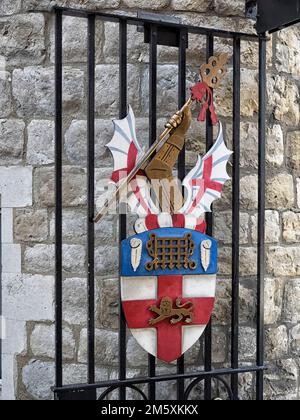 LONDON, Großbritannien - 25. AUGUST 2017: Wappen der Honourable Artillery Company am Tor zum Armoury House in City Road, London - deren Hauptsitz Stockfoto