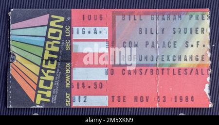 San Francisco, Kalifornien - 13. November 1984 - Alte Eintrittskarte für das Konzert von Billy Squier im Cow Palace Stockfoto