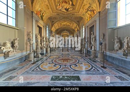 Im Inneren der Vatikanischen Museen in einem der langen Flure mit wenigen Besuchern Stockfoto