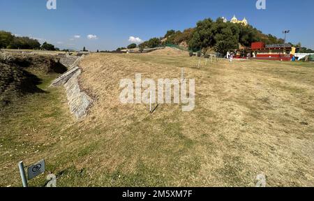 Cholula, Puebla, USA. 10. Dezember 2022. Die große Pyramide von Cholula (Mexiko), auch bekannt als Tlachihualtepetl, Samstag, 10. Dezember 2022. (Kreditbild: © Mark Hertzberg/ZUMA Press Wire) Stockfoto