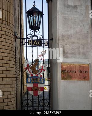 LONDON, Großbritannien - 25. AUGUST 2017: Wappen der Honourable Artillery Company am Tor zum Armoury House in City Road, London - deren Hauptsitz Stockfoto