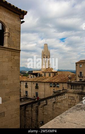 Die herrliche, gekröpfte Basillica de Sant Felix in der mittelalterlichen katalanischen Stadt Girona in Spanien Stockfoto