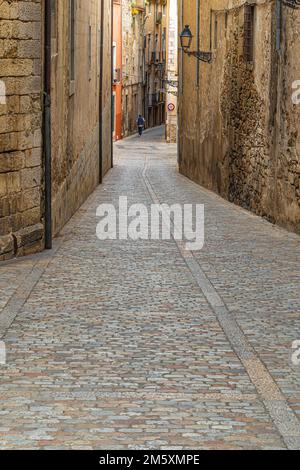 Ein gepflasterter Fußweg oder Fußweg in der mittelalterlichen Stadt Girona, katalanische Region Spaniens Stockfoto