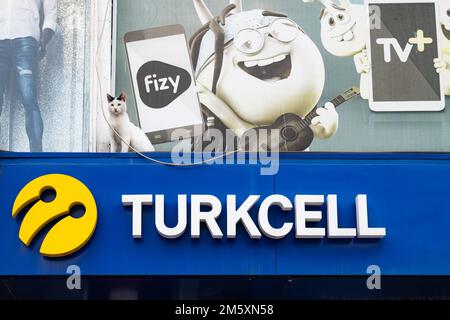 CAT saß vor der Fizy-Plattform für digitale Musik, die über dem Turkcell-Schild, Istanbul, Türkei, Werbung machte Stockfoto