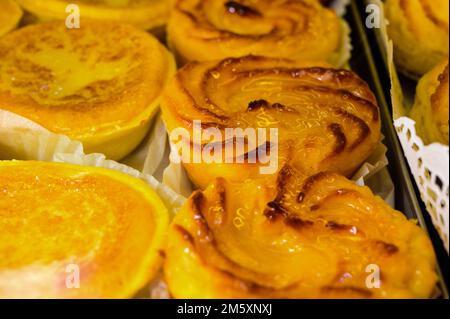 Gebackene süße Desserts Kuchen auf dem Display in der Balery in Lissabon, Portugal, Nahaufnahme Stockfoto