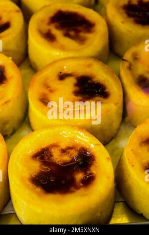 Gebackene süße Desserts Kuchen auf dem Display in der Balery in Lissabon, Portugal, Nahaufnahme Stockfoto