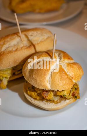 Typischer Mini-Burger-Snack Aus Dem Baskenland, Pinchos Oder Pinxtos