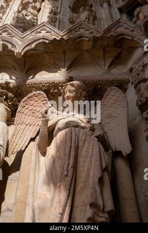 Blick in Details auf die gotische römisch-katholische Kathedrale Notre-Dame im zentralen Teil der alten französischen Stadt Reims, Frankreich, lächelnder Engel Stockfoto