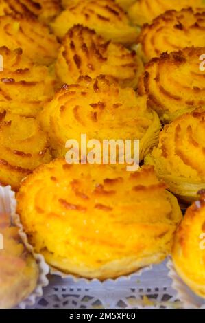 Gebackene süße Desserts Kuchen auf dem Display in der Balery in Lissabon, Portugal, Nahaufnahme Stockfoto