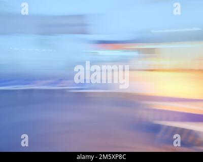 Verschwommene Hintergrundszene für städtische Gebäude. Urbane Szene mit unscharfen Bewegungen. Stockfoto