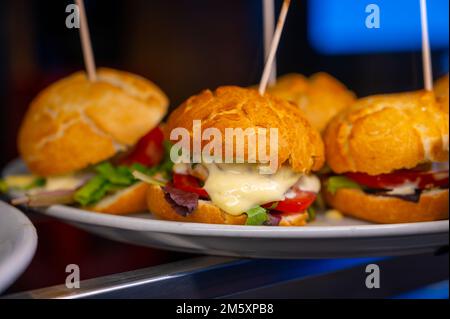 Typischer Mini-Burger-Snack aus dem Baskenland, Pinchos oder Pinxtos, kleines Stück Brot mit verschiedenen Belägen, serviert in der Bar in San-Sebastian oder Bilba Stockfoto