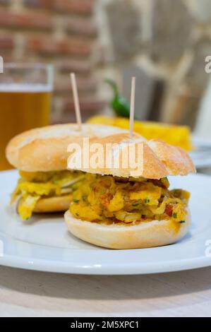 Typischer Mini-Burger-Snack aus dem Baskenland, Pinchos oder Pinxtos, kleines Stück Brot mit verschiedenen Belägen, serviert in der Bar in San-Sebastian oder Bilba Stockfoto