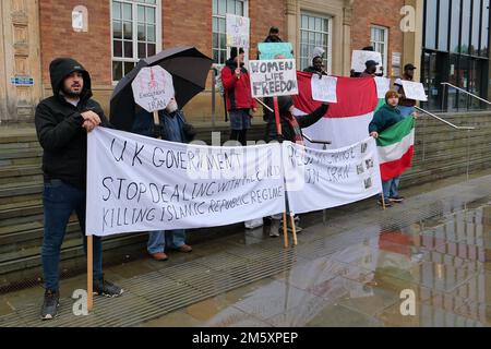 Iranische Demonstranten vor dem Derby City Council House am Silvesterabend 2022, die gegen den mutmaßlichen Mord an Mahsa Amini durch die iranische Polizei protestierten Stockfoto